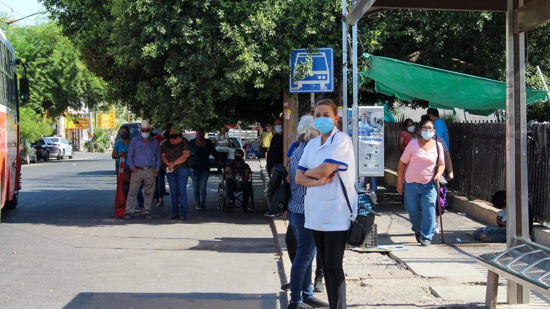 calor gente calle parada de camión personas (4)